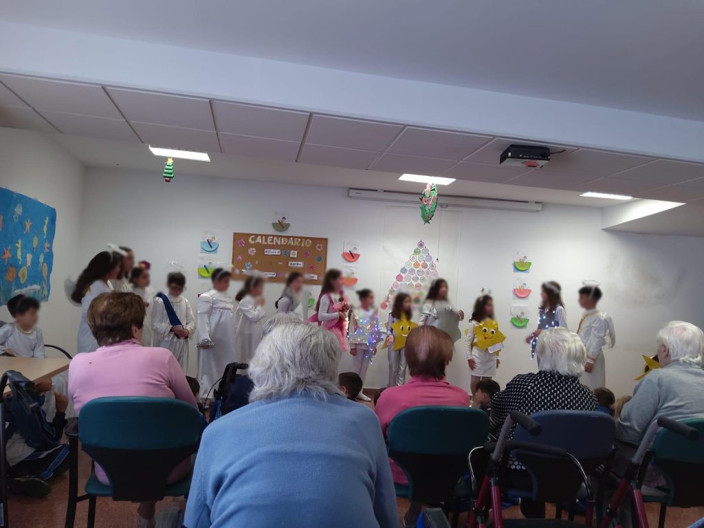 Los residentes del Centro Sor Lidia disfrutan de una obra de teatro infantil